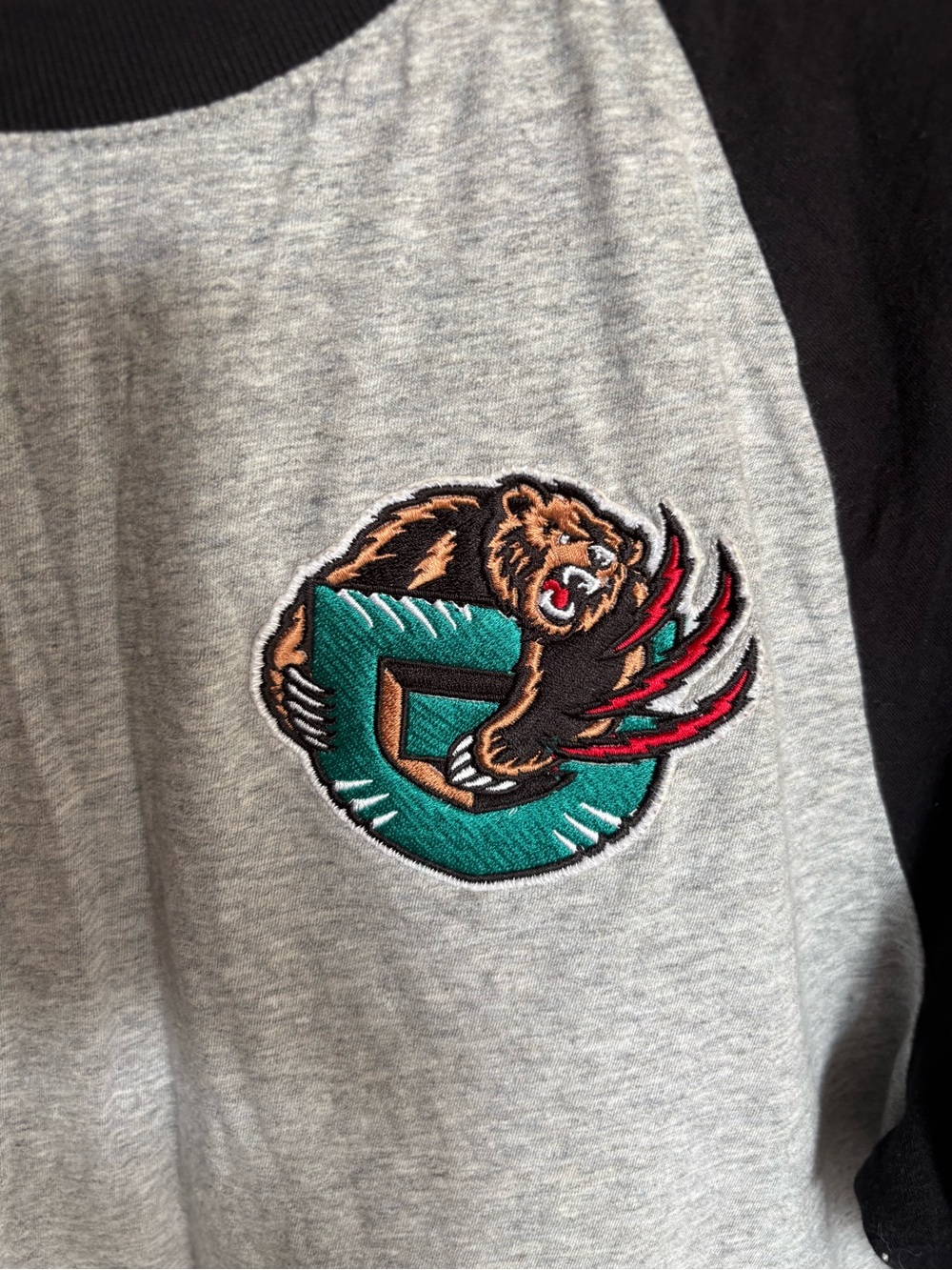 Mitchell & Ness Vancouver Grizzlies HWC Raglan Tee Large NBA Retro Shirt